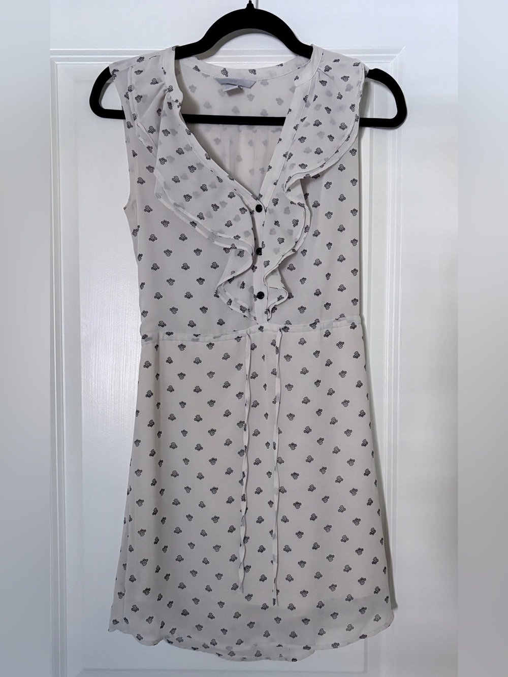 H&M Cream Sleeveless Ruffle-Front Mini Dress with Black Print 👗